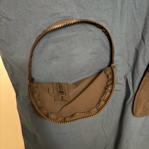 Blue Sleeveless Top with Black Pockets - Picture 4 of 4